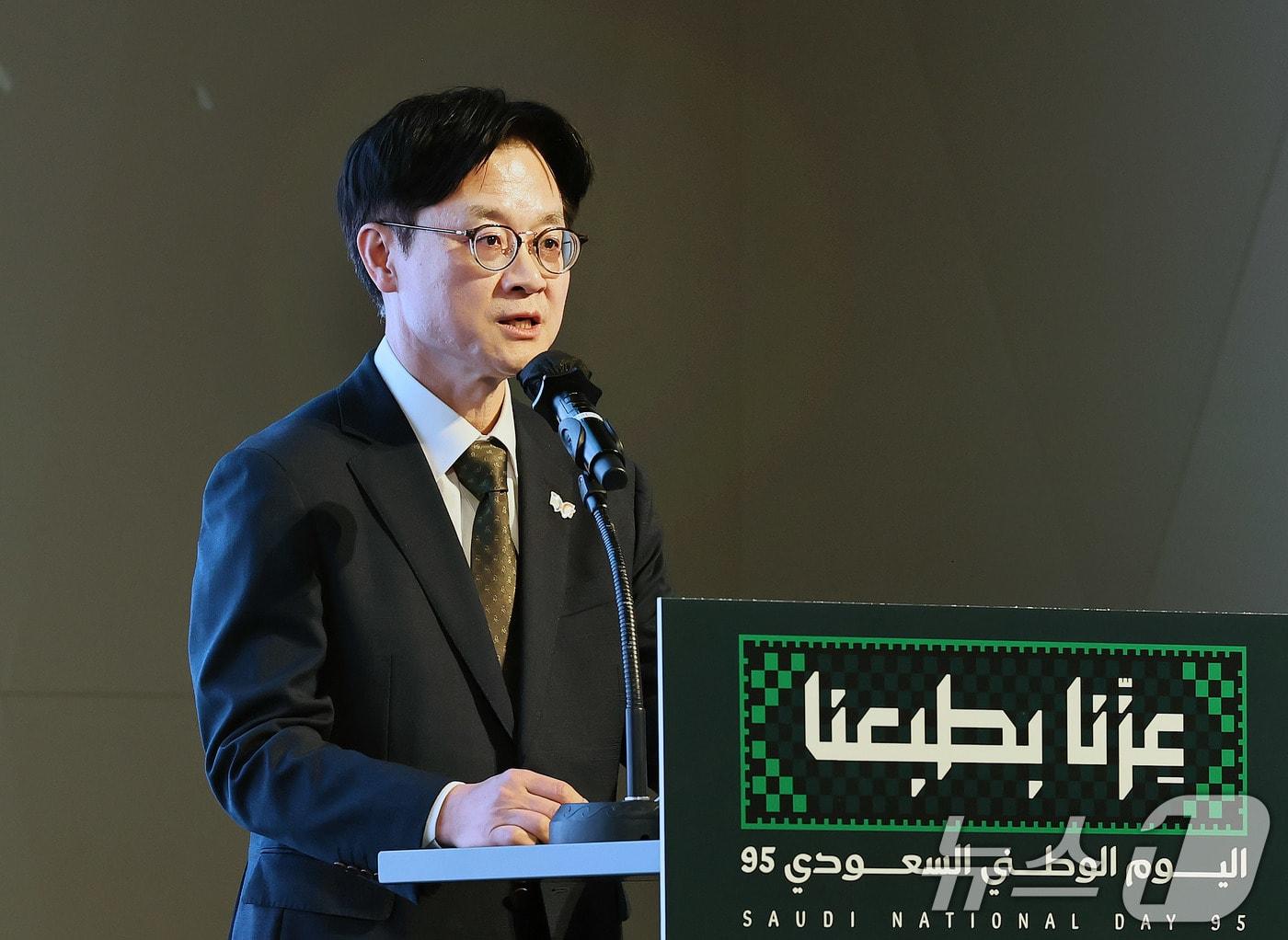 본문 이미지 - 김정관 산업통상자원부 장관이 22일 오후 서울 용산구 드래곤시티호텔에서 열린 제95회 사우디아라비아 국경일 기념식에 참석해 축사를 하고 있다. (산업부 제공. 재판매 및 DB 금지) 2025.9.22 ⓒ 뉴스1