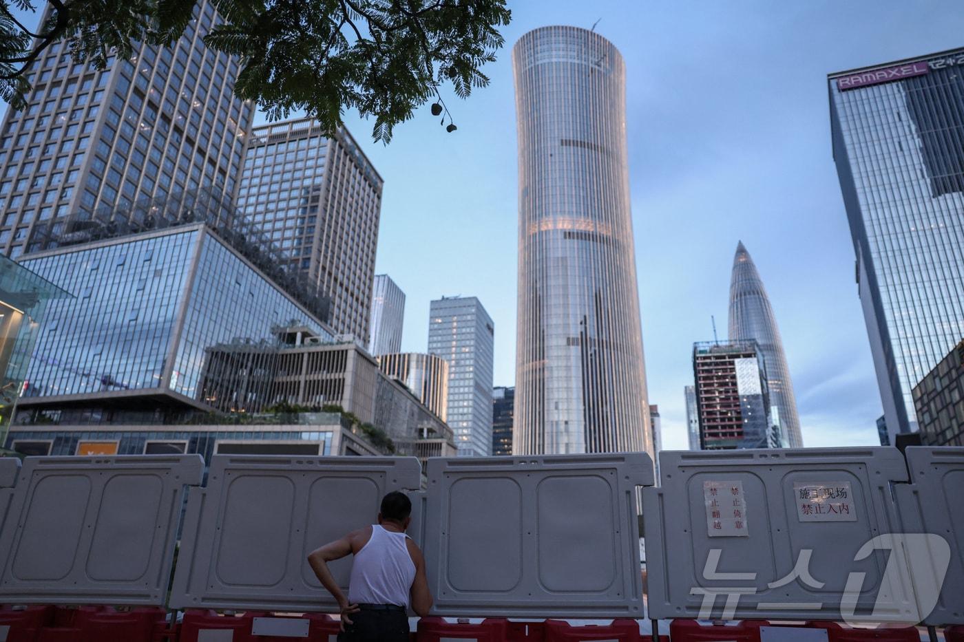 한 남성이 중국 광둥성 선전의 빌딩숲을 지나가고 있다. 2025.9.15 ⓒ 로이터=뉴스1 ⓒ News1 정은지 특파원