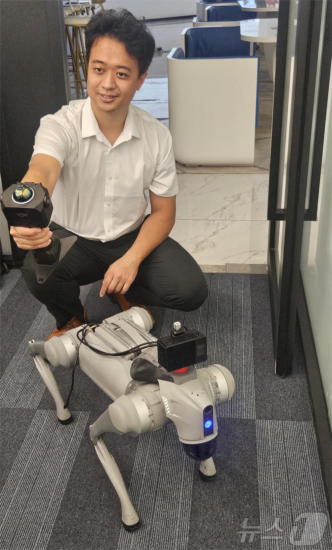 본문 이미지 - 류싱커지 관계자가 광둥성 선전에 위치한 본사에서 자사의 오딘1(왼쪽)과 포켓2를 시현하고 있다. ⓒ News1 정은지 특파원