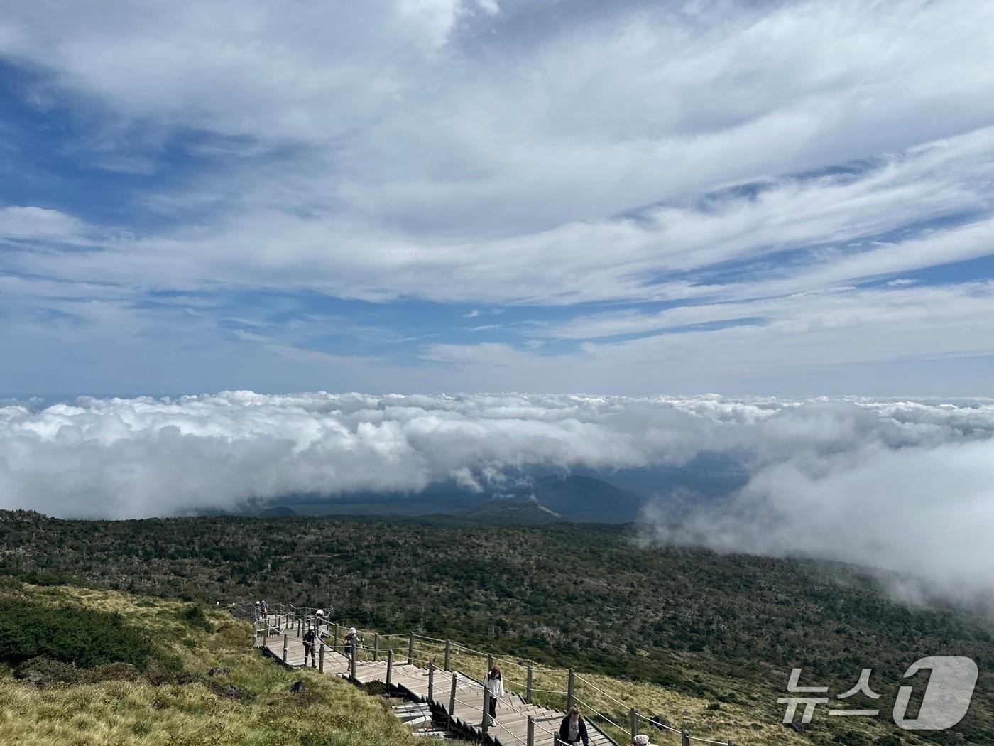 본문 이미지 - 한라산 백록담 일대 풍경. 2025.9.21/뉴스1 ⓒ News1 이상휼 기자