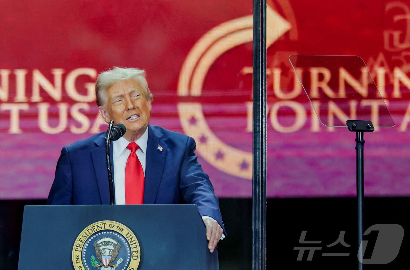 도널드 트럼프 미국 대통령이 21일&#40;현지시간&#41; 미국 애리조나주 글렌데일의 스테이트 팜 스타디움에서 열린 보수 논객 찰리 커크의 추모식에서 연설하고 있다. 2025.09.21. ⓒ 로이터=뉴스1 ⓒ News1 류정민 특파원