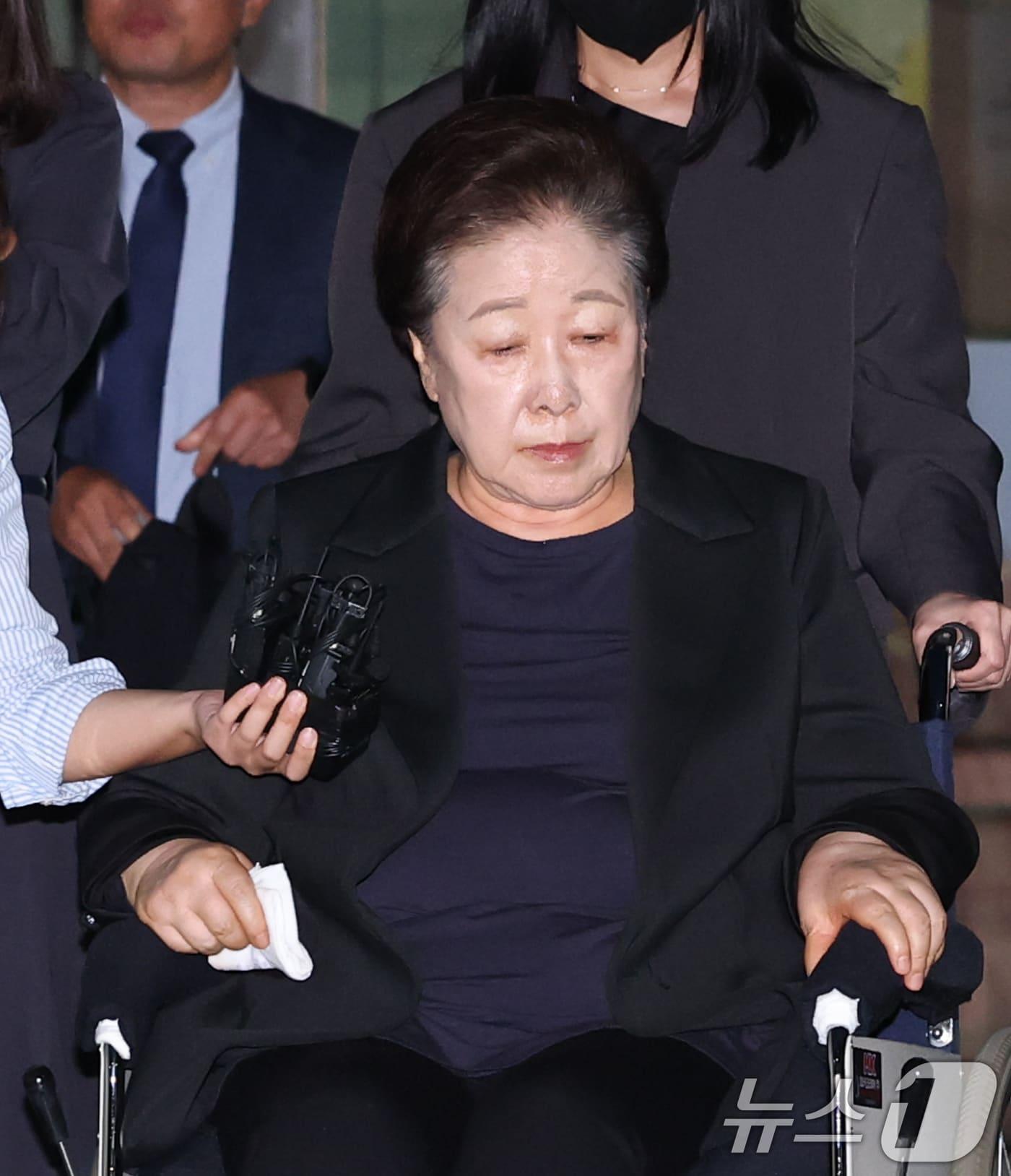 본문 이미지 - 한학자 통일교 총재가 22일 오후 서울 서초구 중앙지방법원에서 윤석열 전 대통령 부부에게 통일교 현안을 청탁했다는 의혹과 관련 구속 전 피의자 심문(영장실질심사)을 마친 뒤 대기 장소인 서울구치소로 향하고 있다. (공동취재) 2025.9.22/뉴스1 ⓒ News1 이광호 기자