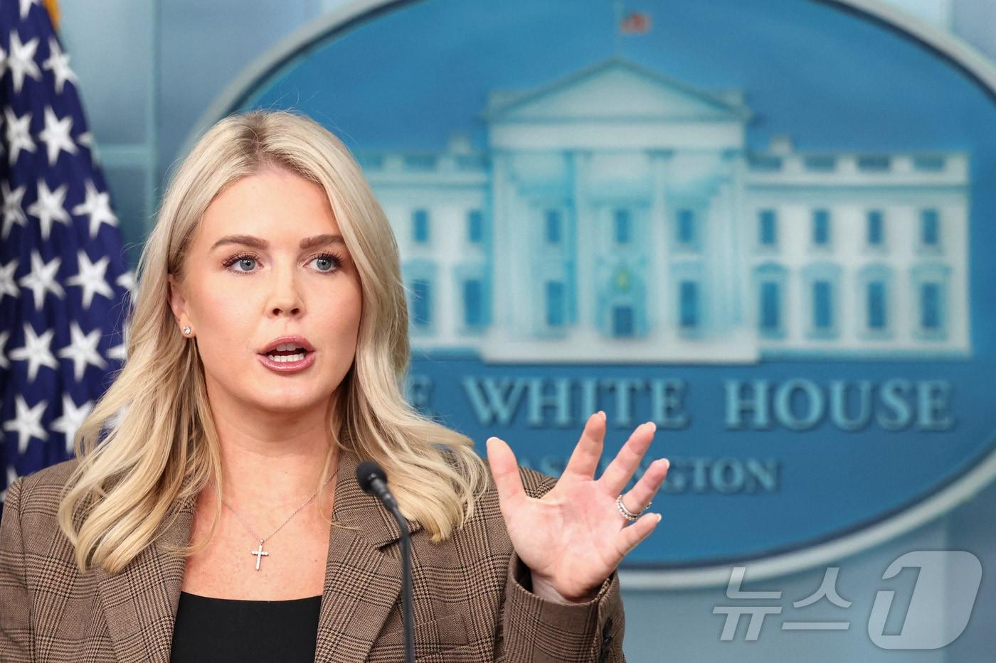 캐롤라인 레빗 백악관 대변인이 22일&#40;현지시간&#41; 미국 워싱턴DC 백악관에서 언론 브리핑을 진행하고 있다. 2025.09.22. ⓒ 로이터=뉴스1 ⓒ News1 류정민 특파원