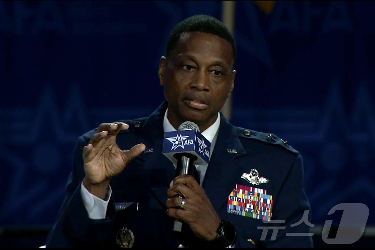 본문 이미지 - 미국 전쟁부 전략사령부 글로벌작전국장인 브랜든 D. 파커 장군(공군 소장)이 22일(현지시간) 메릴랜드주 내셔널하버에서 열린 항공우주 사이버 컨퍼런스에서 3대 핵전력 현대화 계획에 대해 밝히고 있다.(미국 전쟁부 제공, 재판매 및 DB금지) ⓒ News1 류정민 특파원