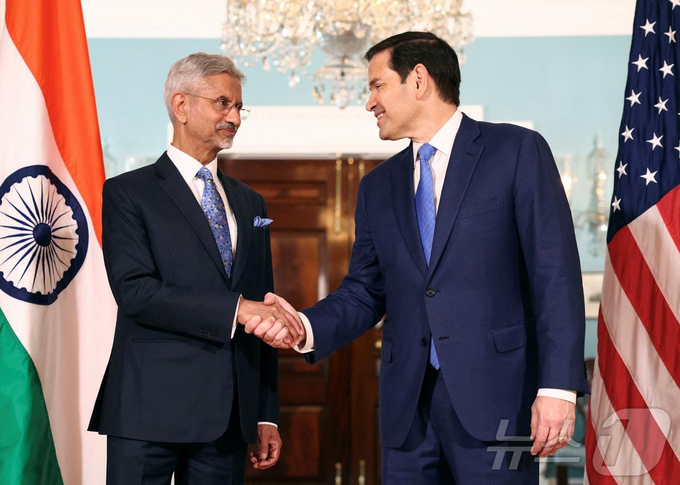 본문 이미지 - 마코 루비오 미국 국무장관이 지난 7월 1일 미국 워싱턴 D.C.에서 열린 쿼드 외교장관 회의에서 수브라마냠 자이샨카르 인도 외무장관과 악수를 하고 있다. 2025.7.1. ⓒ 로이터=뉴스1