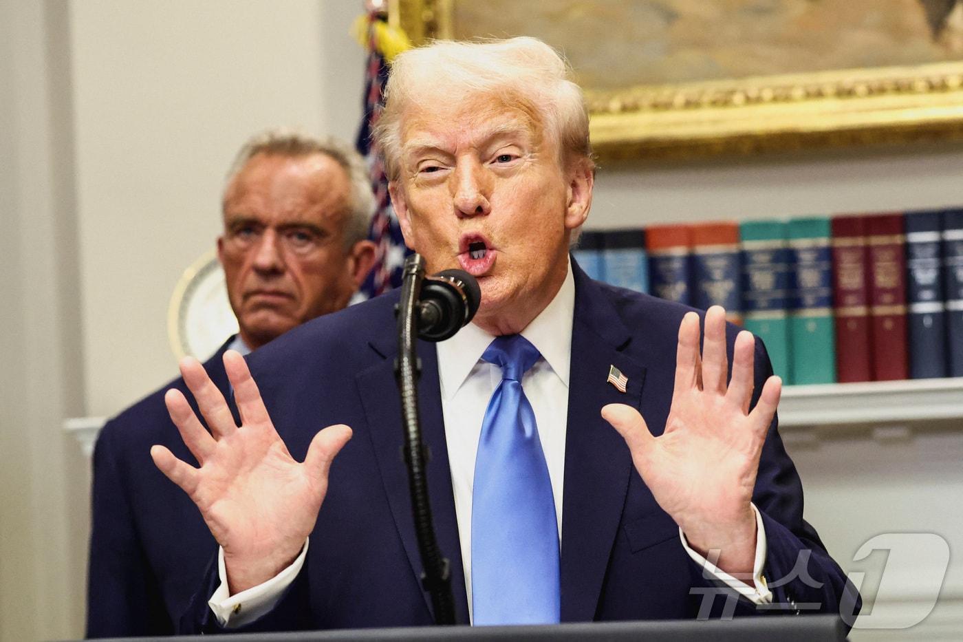 도널드 트럼프 미국 대통령이 22일&#40;현지시간&#41; 미국 워싱턴DC 백악관에서 로버트 F. 케네디 주니어 보건복지부 장관과 함께 아동 자폐증과 임신 중 타이레놀 개연성에 대한 조사 착수에 대해 발표하고 있다. 2025.09.22. ⓒ 로이터=뉴스1 ⓒ News1 류정민 특파원