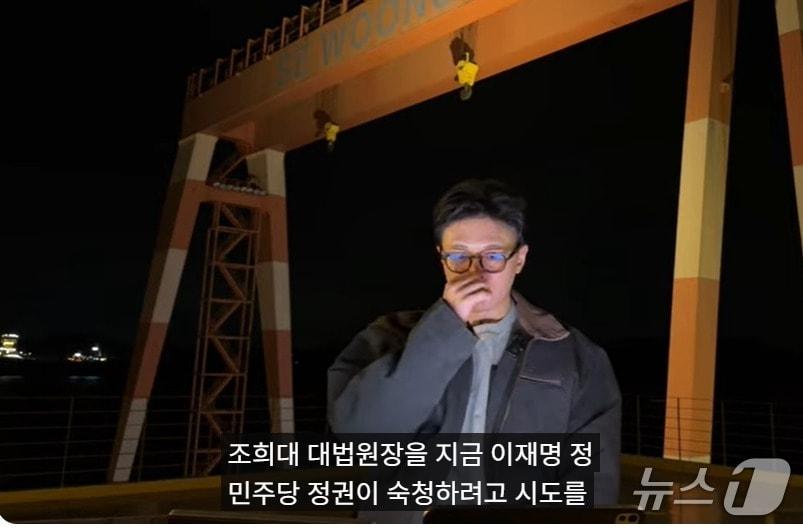 본문 이미지 - 전국 '민심경청 투어' 첫 행선지로 거제를 택한 한동훈 전 국민의힘 대표가  22일 밤 거제의 옛 세웅조선소 골리앗 앞에서 라방을 하고 있다. (SNS 갈무리) ⓒ 뉴스1  