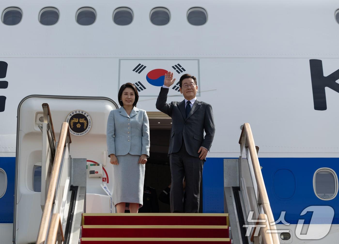 본문 이미지 - 이재명 대통령과 김혜경 여사가 미국 뉴욕에서 열리는 제80차 유엔총회 참석을 위해 지난 22일 경기도 성남 서울공항을 통해 출국하며 인사하고 있다. &#40;대통령실 제공. 재판매 및 DB 금지&#41; 2025.9.23/뉴스1 ⓒ News1 허경 기자