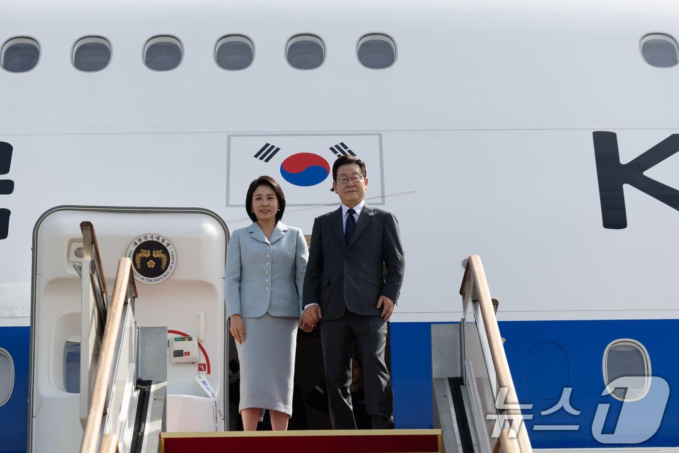 이재명 대통령과 김혜경 여사가 미국 뉴욕에서 열리는 제80차 유엔총회 참석을 위해 지난 22일 경기 성남시 서울공항을 통해 출국하고 있다. (대통령실 제공. 재판매 및 DB 금지) 2025.9.23/뉴스1 ⓒ News1 허경 기자