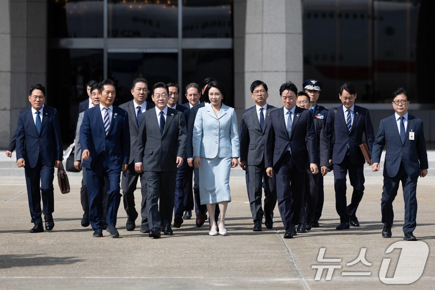 이재명 대통령과 김혜경 여사가 미국 뉴욕에서 열리는 제80차 유엔총회 참석을 위해 지난 22일 경기도 성남 서울공항을 통해 출국하고 있다. &#40;대통령실 제공. 재판매 및 DB 금지&#41; 2025.9.23/뉴스1 ⓒ News1 허경 기자