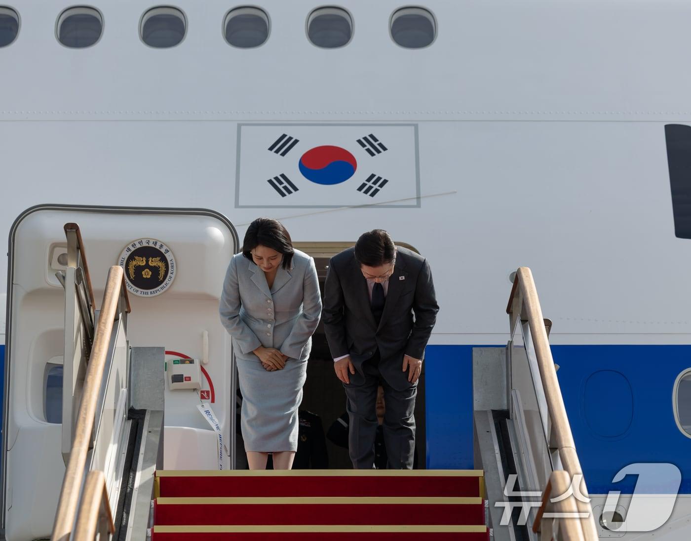 본문 이미지 - 이재명 대통령과 김혜경 여사가 지난 9월 미국 뉴욕에서 열리는 제80차 유엔총회 참석을 위해 지난 22일 경기도 성남 서울공항을 통해 출국하며 인사하고 있다. (대통령실 제공. 재판매 및 DB 금지) 2025.9.23/뉴스1 ⓒ News1 허경 기자