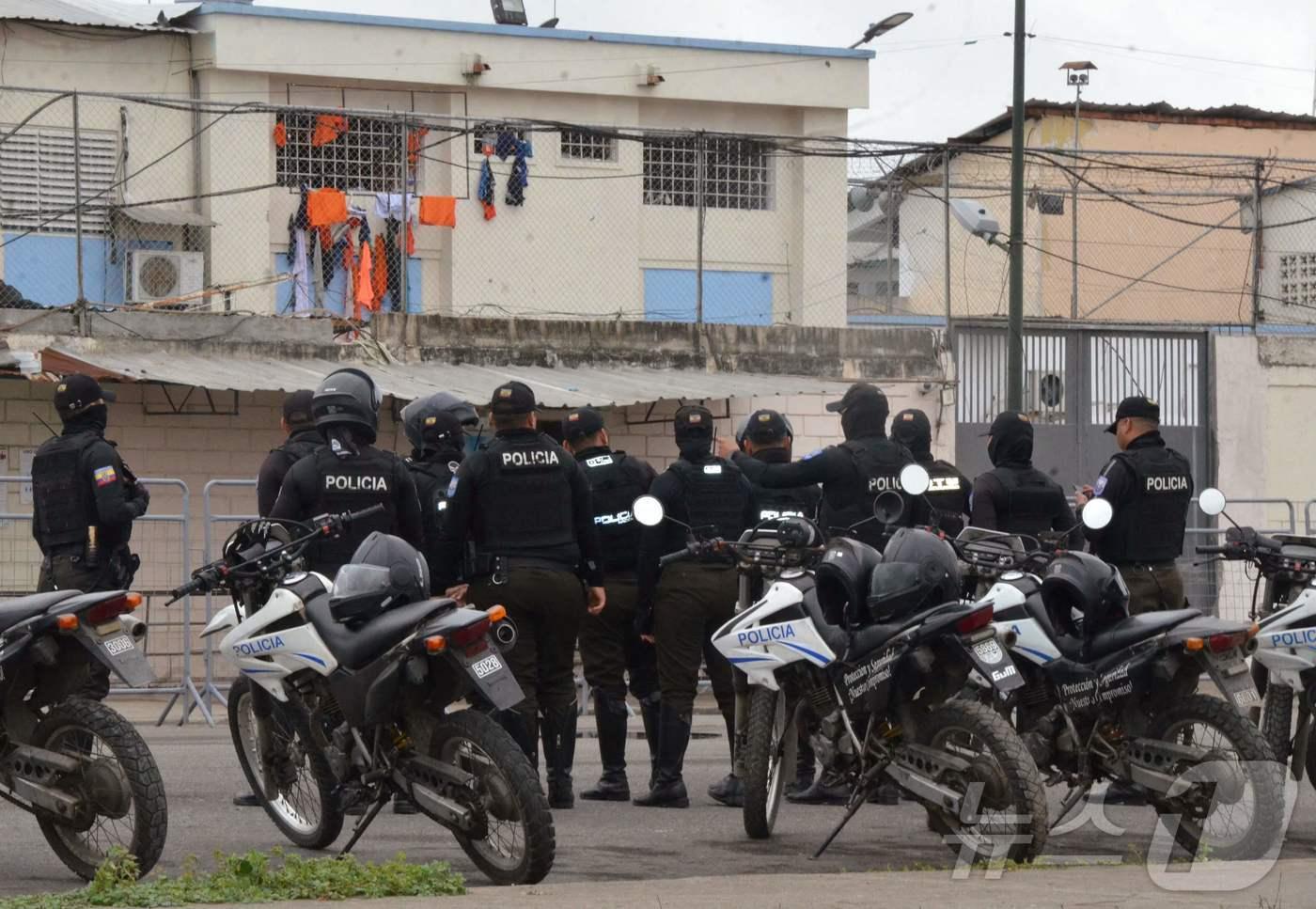 22일&#40;현지시간&#41; 에콰도르 남서부 마찰라의 한 교도소에서 폭동이 발생한 가운데 경찰관들이 해당 교도소 밖에서 대기하고 있다. 경쟁 관계에 있던 갱단이 충돌하면서 발생한 폭동으로 인해 수감자 13명과 교도관 1명이 사망했다. 2025.09.22 ⓒ AFP=뉴스1 ⓒ News1 김지완 기자