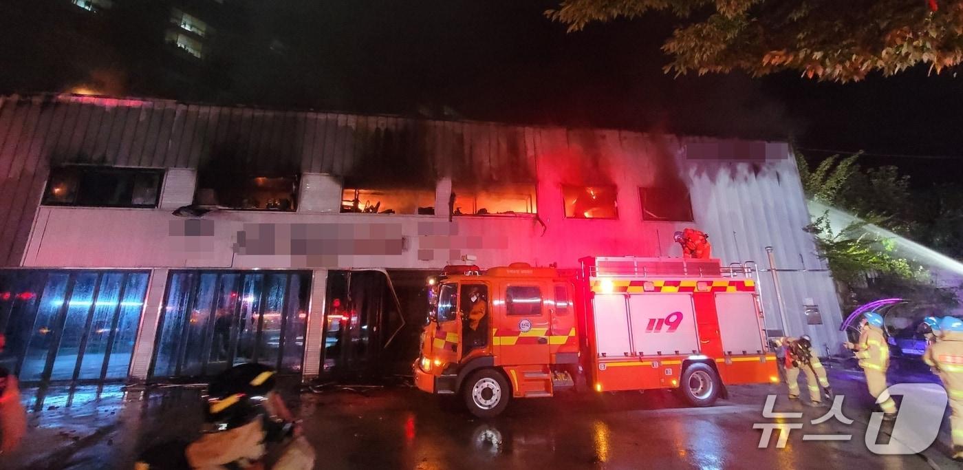 22일 오후 10시 20분께 전북 전주시 덕진구 여의동 한 자동차용품업체에서 불이 나 소방대원들이 진화 작업을 벌이고 있다.&#40;전북소방 제공. 재판매 및 DB 금지&#41;