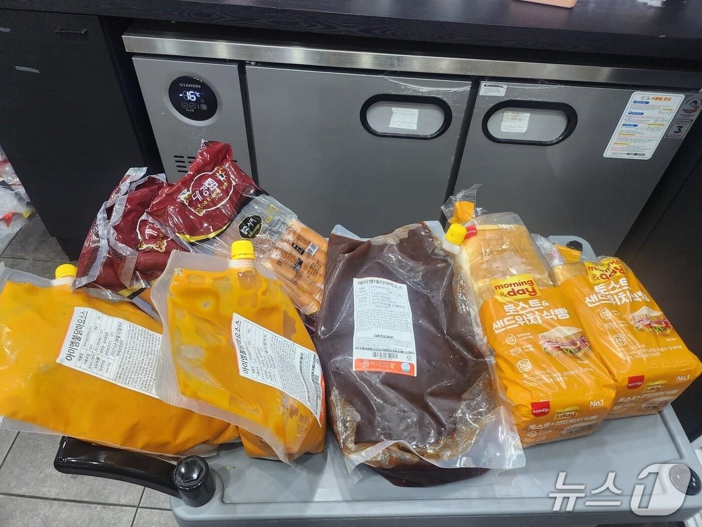 본문 이미지 - 적발된 소비기한 지난 제품 (대전시 제공. 재판매 및 DB금지)/뉴스1