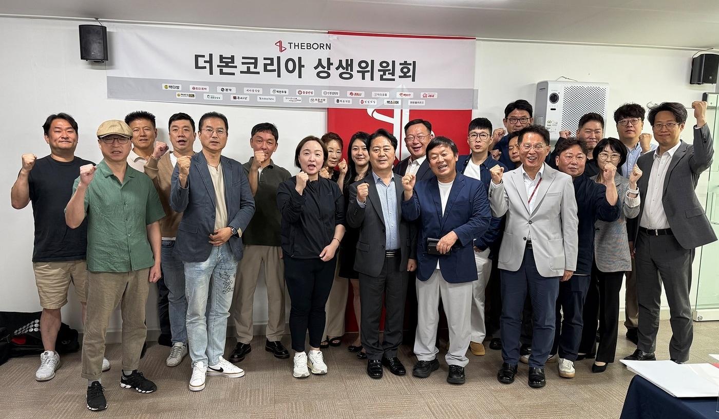 지난 22일 제3차 ‘더본코리아 상생위원회’ 정례회의를 마치고 기념촬영하는 모습.j(더본코리아 제공)