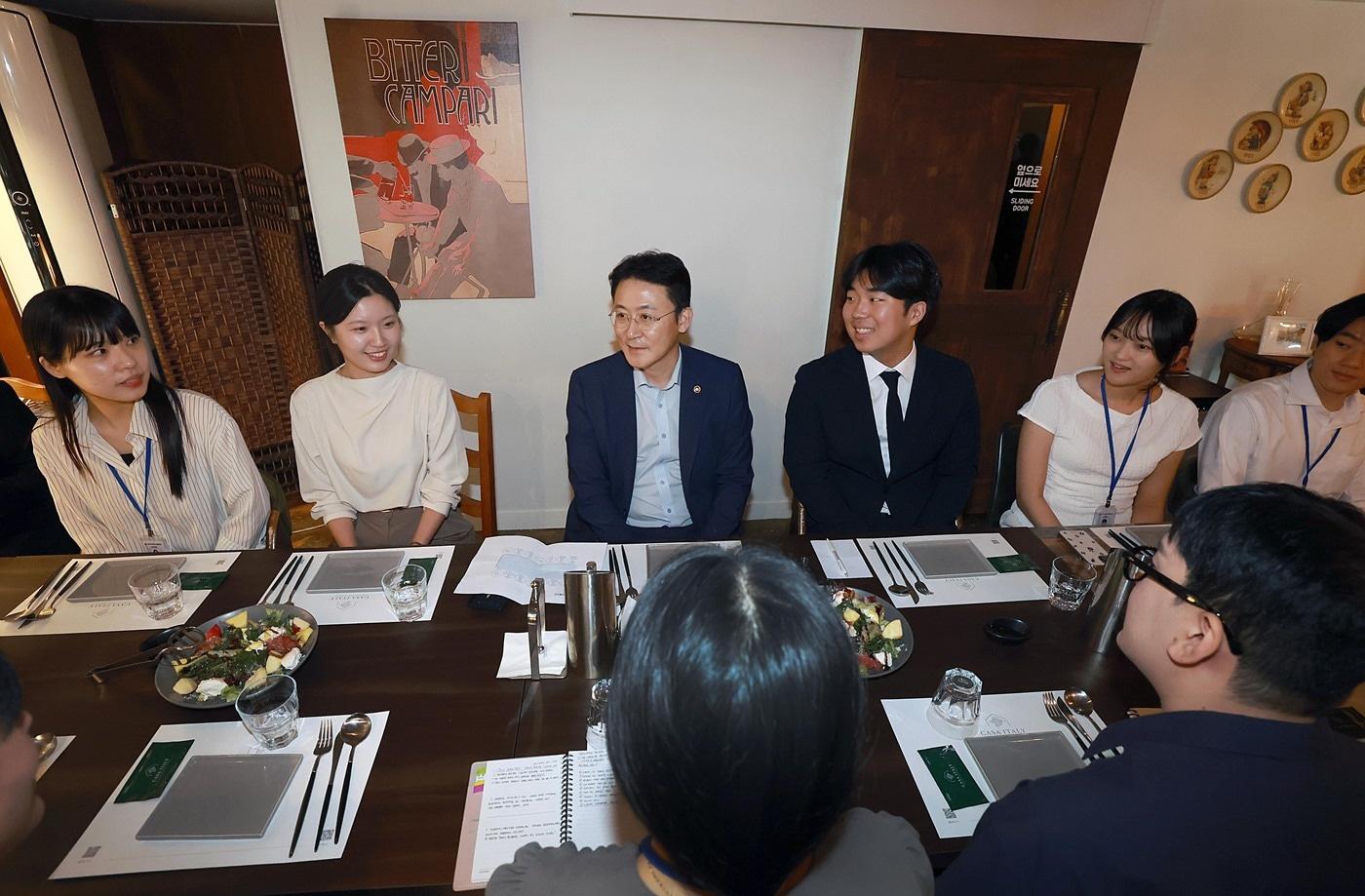 권대영 금융위원회 부위원장이 22일 오후 서울 종로구 한 식당에서 금융위 청년인턴 11명과 오찬간담회를 통해 청년들의 생활 전반에 대한 애로 등을 청취 후 청년들의 미래를 지원하기 위한 금융정책에 대해 논의했다(금융위 제공).