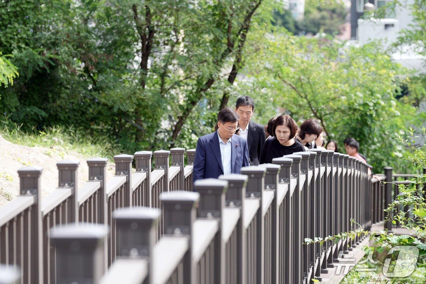 본문 이미지 - 신상진 경기 성남시장(맨 앞)이 지난 22일 성남혜은학교에서 단대근린공원과 학교를 연결하는 안전보행로 완공 현장을 방문해 목재데크를 직접 걸어보며 시설을 점검하고 있다.(성남시 제공. 재판매 및 DB금지)/뉴스1