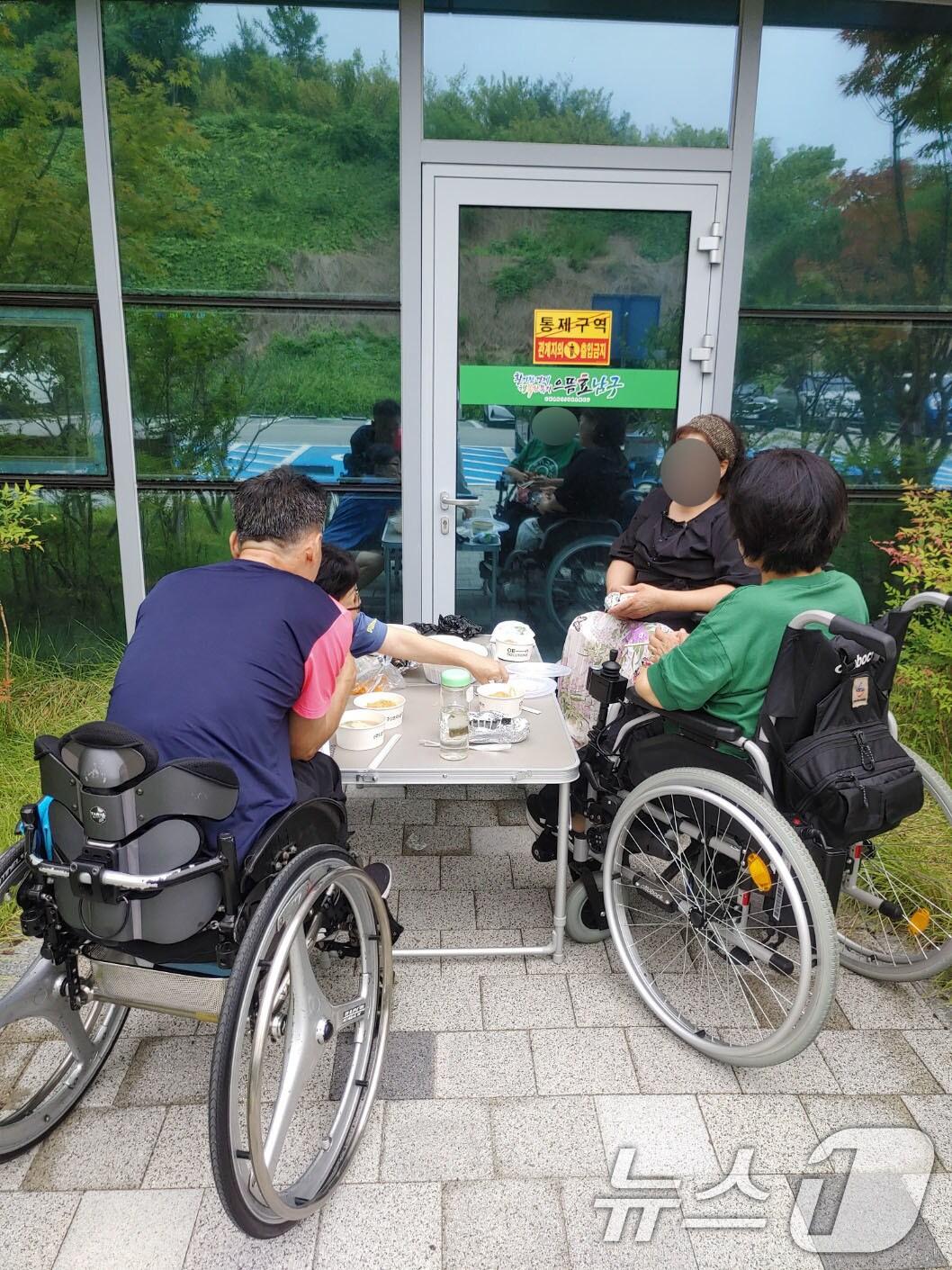 본문 이미지 - 광주 남구 반다비센터 탁구동호회 소속 휠체어 이용자들이 내부 식사가 금지돼 야외벤치나 그늘에서 식사를 해결하고 있는 모습.&#40;독자 제공. 재판매 및 DB 금지&#41; 2025.9.23/뉴스1 