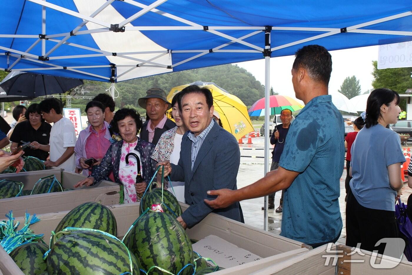 충북 진천군이 2025년 상반기에 운영한 농특산물 직거래 장터 모습.(진천군 제공, 재판매 및 DB금지)/뉴스1