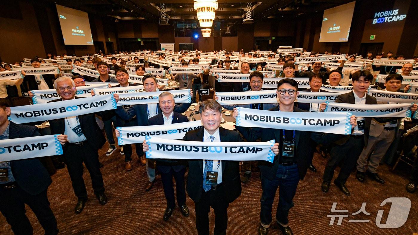 22일 열린 현대모비스 ‘모비우스 부트캠프 1기’ 발대식에서 참석자들이 단체 기념 촬영을 하고 있다. 이날 발대식에는 현대모비스 이규석 사장을 비롯해 선발된 교육생과 협력사 관계자 등 250여 명이 참석했다. 