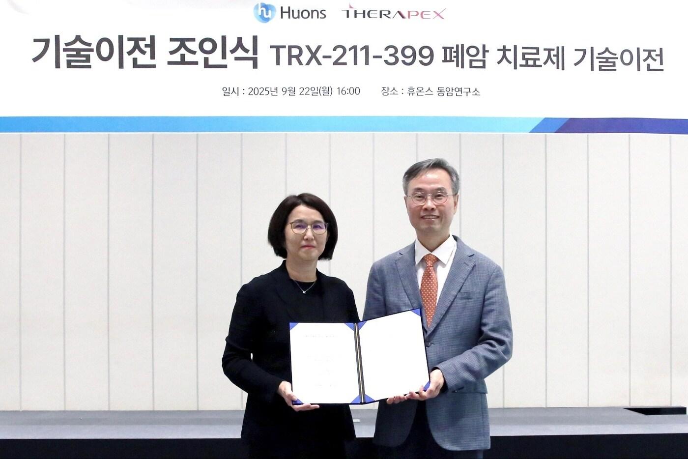  지난 22일 휴온스와 테라펙스는 휴온스 동암연구소에서 기술이전 조인식을 개최했다. 사진은 휴온스 박경미 부사장&#40;왼쪽&#41;과 테라펙스 이구 대표&#40;오른쪽&#41;. &#40;휴온스 제공&#41;