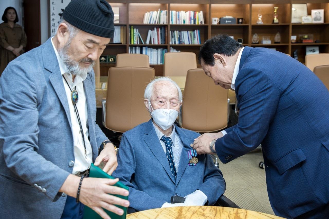 본문 이미지 - 최민호 세종시장(오른쪽)이 임창수 옹에게 미국 정부의 인도주의 봉사상 메달을 달아주고 있다. (세종시 제공. 재판매 및 DB금지)