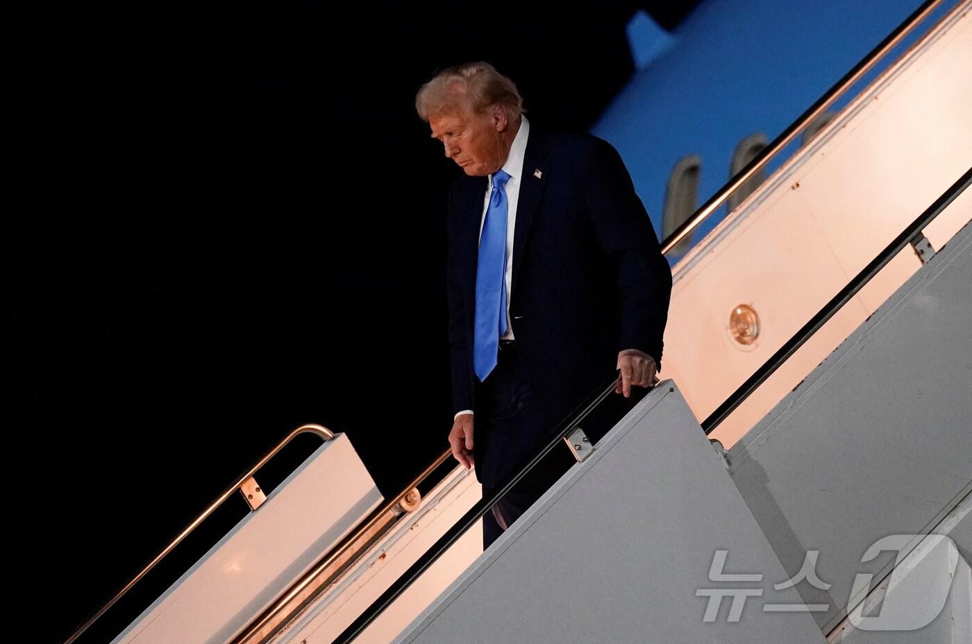 도널드 트럼프 미국 대통령이 22일&#40;현지시간&#41; 미국 뉴욕에서 열리는 제80차 유엔 총회를 앞두고 존 F. 케네디 국제공항에 도착해 전용기 에어포스 원에서 내려오고 있다. 2025.09.22. ⓒ 로이터=뉴스1 ⓒ News1 권준언 기자