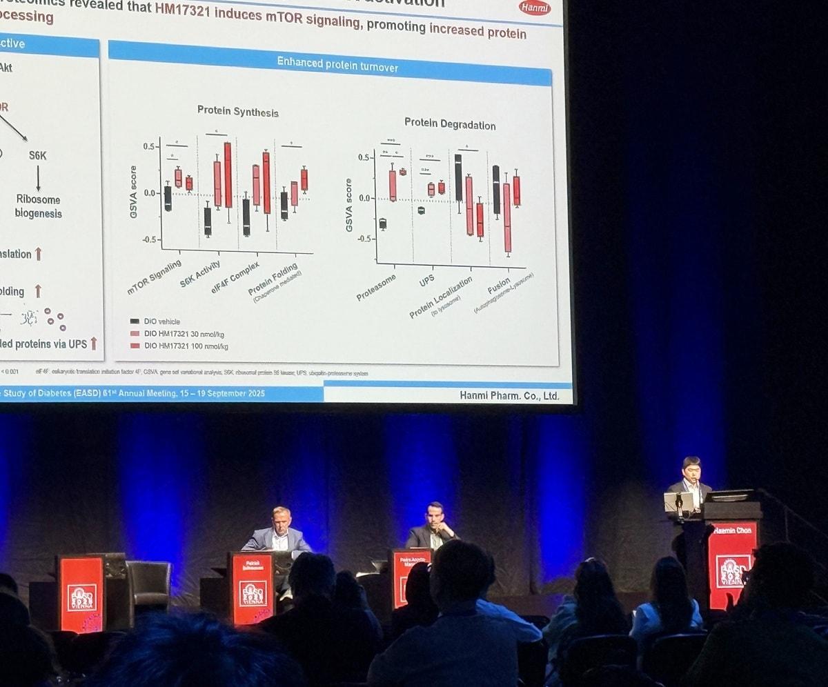 본문 이미지 - 한미약품 R&D센터 전해민 임상이행팀장&#40;상무&#41;이 유럽당뇨병학회&#40;EASD 2025&#41;에서 비만 신약 HM17321 연구결과에 대해 구연 발표하고 있다.&#40;한미약품 제공&#41;/뉴스1