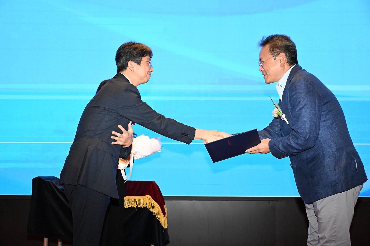 본문 이미지 -  (오른쪽)박석준 매일헬스뉴트리션 대표가 지난 18일 열린 평창군 노쇠예방관리사업 10주년 포럼에서 평창군 노쇠 예방 코호트 연구에 기여한 공로를 인정받아 감사패를 수여 받고 있다.(매일헬스뉴트리션 제공)