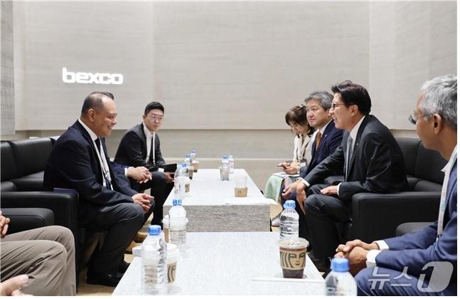 본문 이미지 - 박형준 시장이 PNP 조조 플로레스 부사장과 만나 지역 창업기업 글로벌 진출 협력을 논의하고 있다.&#40;부산시 제공. 재판매 및 DB금지&#41;