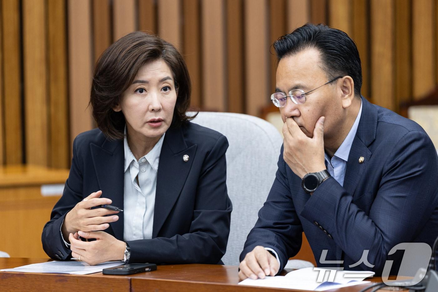 본문 이미지 - 나경원 국민의힘 의원과 유상범 의원이 23일 서울 여의도 국회에서 열린 원내대책회의에서 대화하고 있다. 2025.9.23 ⓒ 뉴스1 이승배 기자