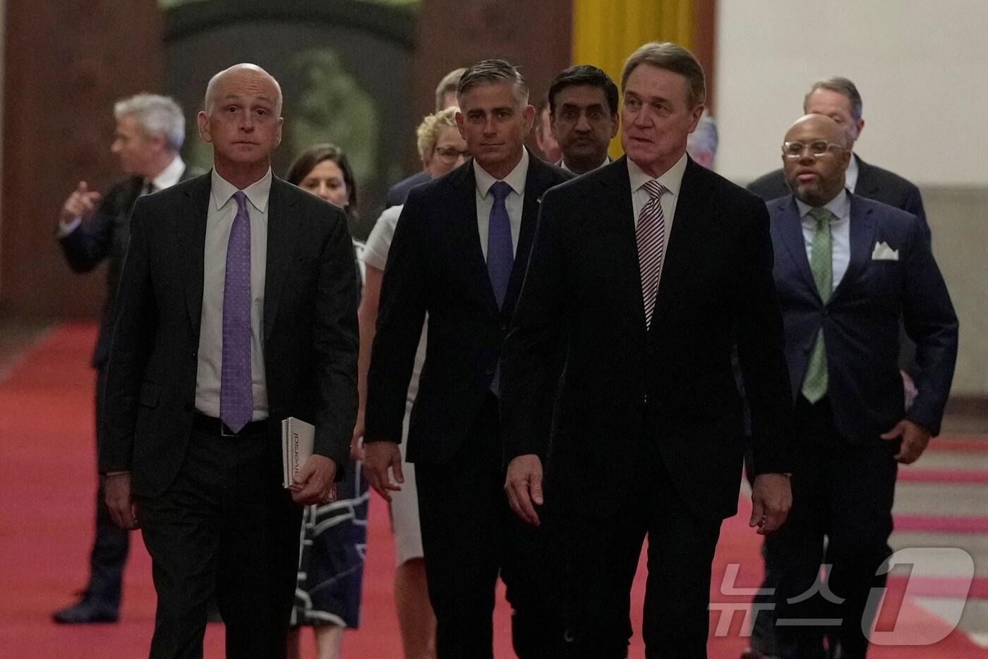 미국 민주당 애덤 스미스 의원을 대표로 하는 하원 의회 대표단이 21일 중국 베이징 인민대회당에서 리창 총리와 회담을 하기 위해 이동하고 있다. 2025.9.21 ⓒ 로이터=뉴스1 ⓒ News1 정은지 특파원