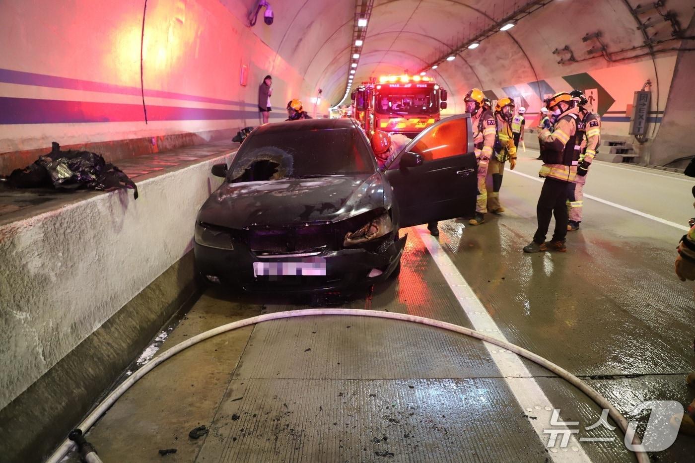  천등산터널 차량 화재 진화 모습.(충주소방서 제공. 재판매 및 DB금지)/뉴스1