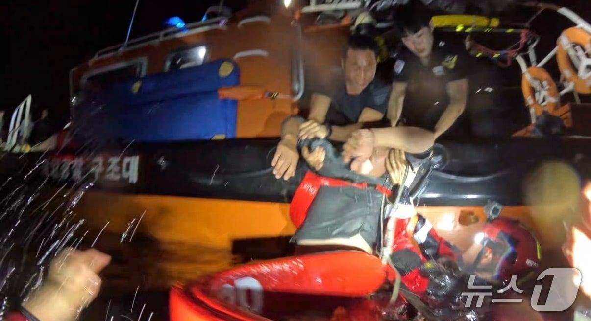 본문 이미지 - 23일 오전 1시33분쯤 경북 울진군 후포항 여객선터미널 앞에서 만취한 50대 남성이 바다에 빠졌다가 해경에 구조됐다.(울진해양경찰서제공, 재판매 및 DB금지) 2025.9.23/뉴스1 