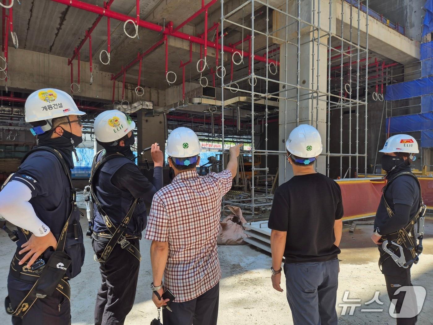 본문 이미지 - 부산진해경자청이 추석 연휴 대비 건설현장 안전점검을 실시하고 있다.(경자청 제공. 재판매 및 DB 금지)