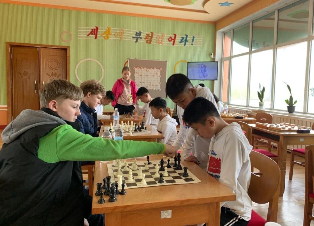 본문 이미지 - 북한 학생들과 같이 체스 두는 러시아 학생들. &#40;여행사 &#39;보스토크 인투르&#39; 홈페이지 갈무리&#41;