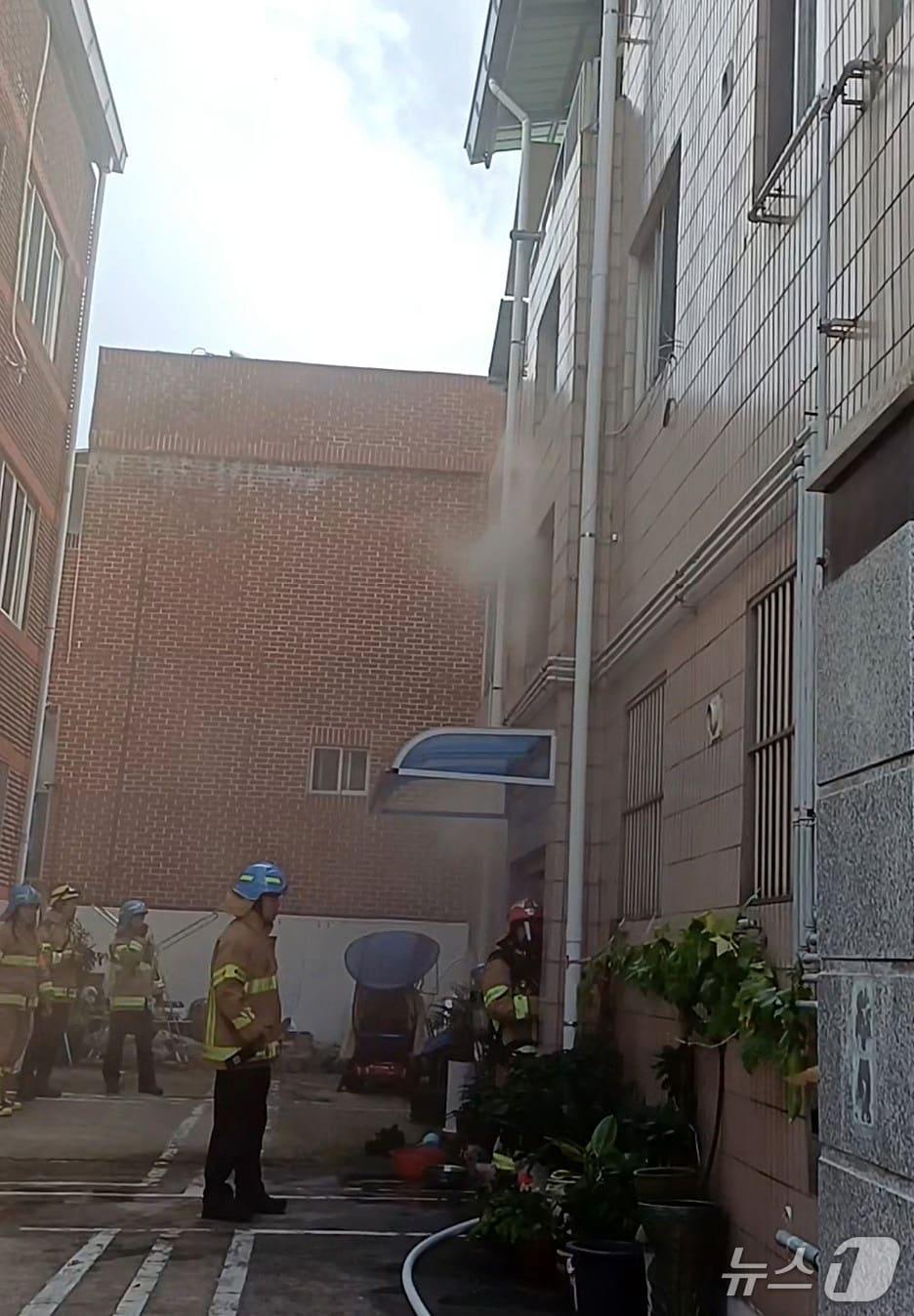본문 이미지 - 22일 오전 대구 북구 읍내동의 한 주택에서 불이 나 소방관들이 진화하고 있다. &#40;대구소방본부 제공. 재판매 및 DB금지&#41;