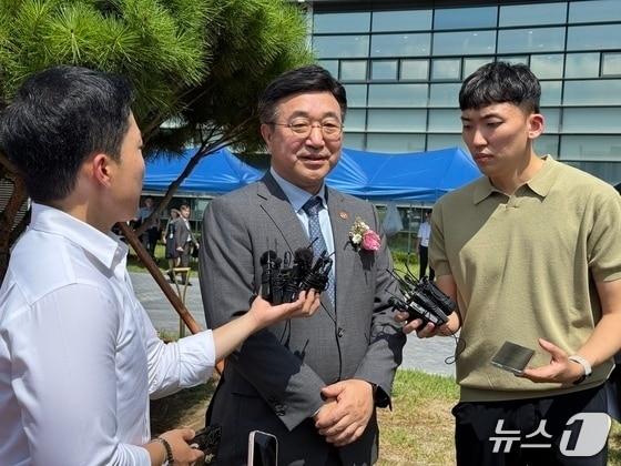 본문 이미지 - 지난 9월3일 윤호중 행정안전부 장관이 전북 완주군 소재 지방자치인재개발원 개원 60주년 행사 후 취재진을 만나 인터뷰하고 있다. 2025.9.3/뉴스1