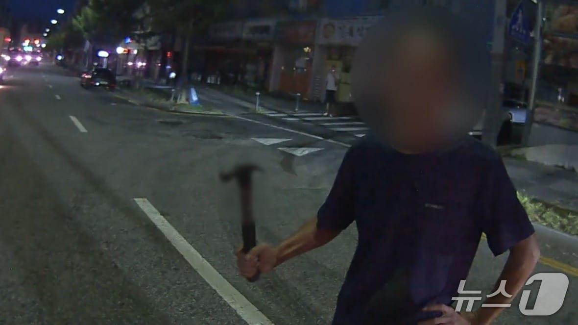 본문 이미지 - 망치를 들고 도로 통행을 방해한 피의자(대전경찰청 제공) /뉴스1