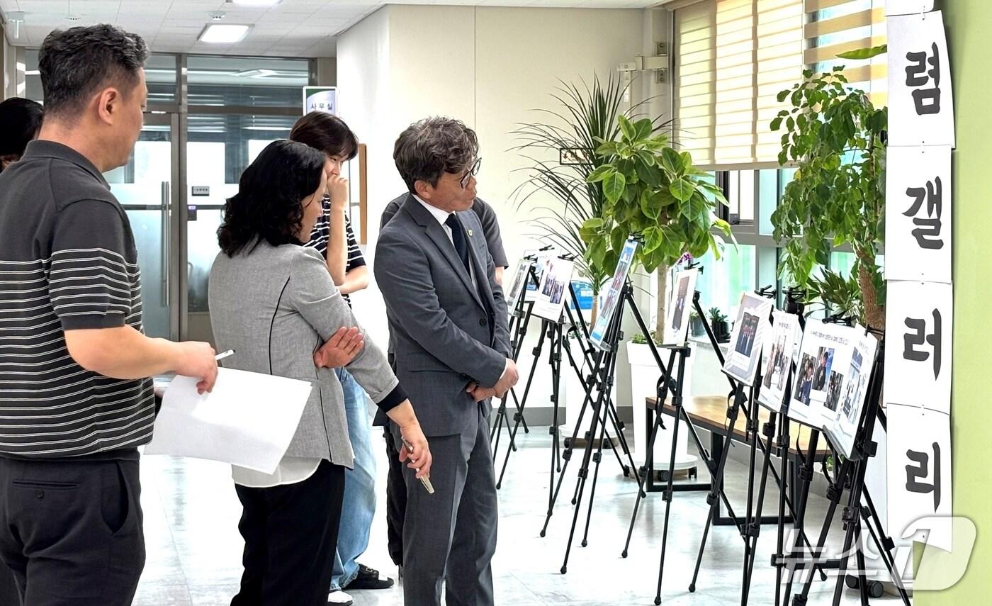 충북 진천교육지원청은 청렴 집중 주간을 맞아 청렴 문화 확산과 상호존중의 가치 공유를 위해 &#39;청렴 인물사진 콘테스트&#39;를 열었다.&#40;진천교육지원청 제공&#41;/뉴스1