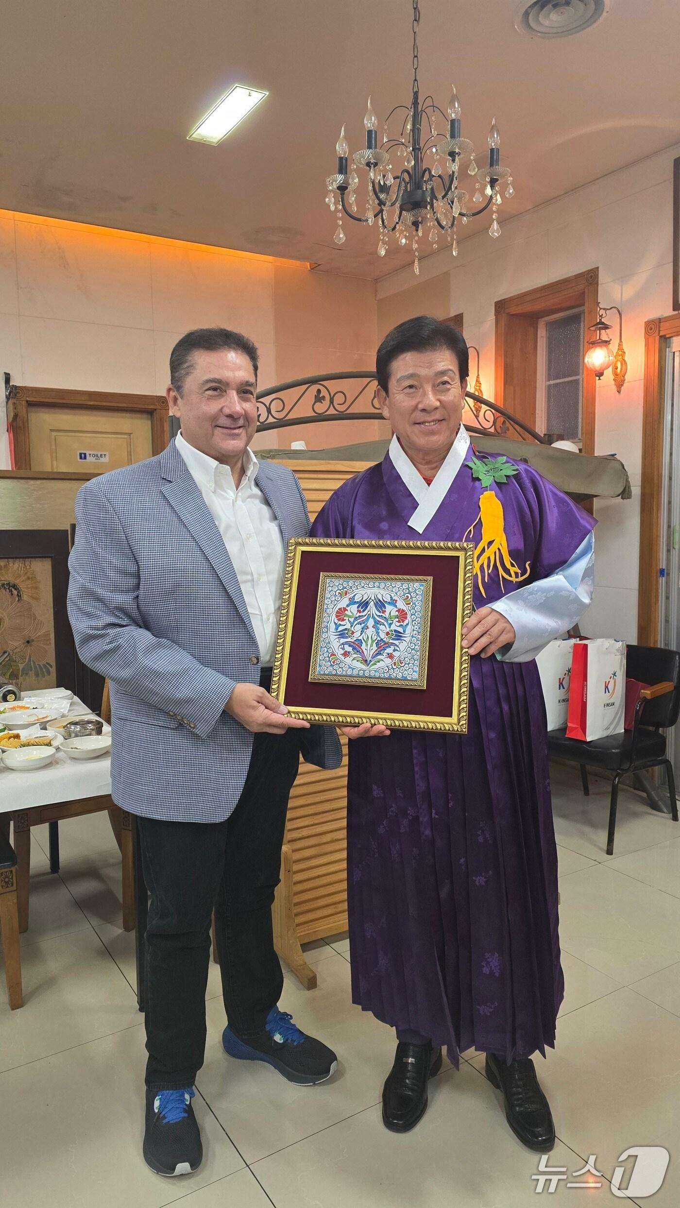 본문 이미지 - 무랏 타메르 주한 튀르키예대사(왼쪽)와 박범인 금산군수가 기념사진을 찍고 있다. (금산군 제공. 재판매 및 DB금지)/뉴스1