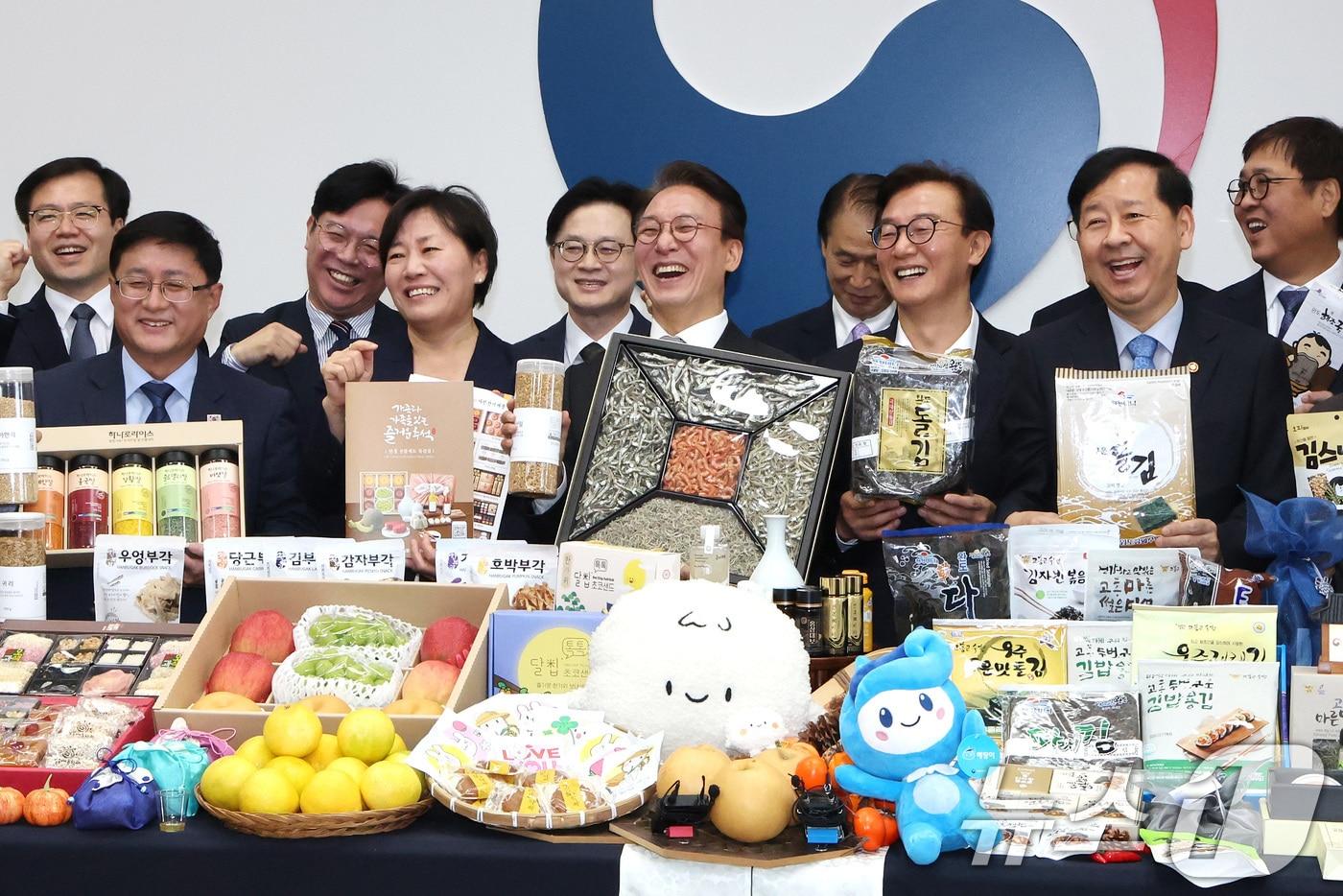 김민석 국무총리 및 국무위원들이 23일 서울 종로구 정부서울청사에서 열린 농수산식품 소비촉진 행사에서 추석민생선물세트를 들고 기념촬영을 하고 있다. 2025.9.23/뉴스1 ⓒ News1 임세영 기자