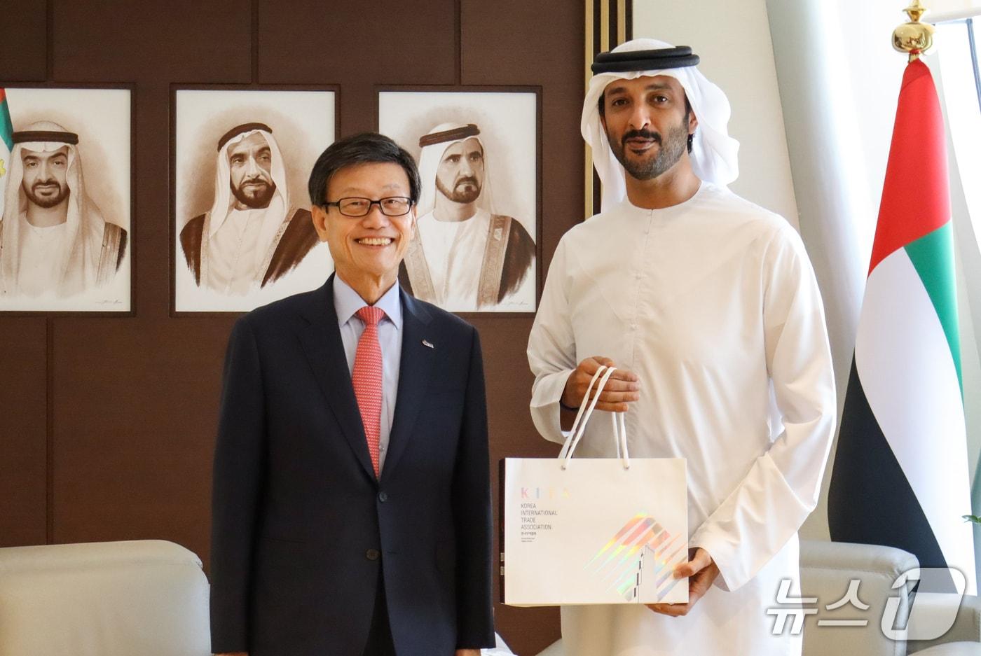 한국무역협회(KITA) 윤진식 회장(왼쪽)이 22일(현지시간) 아랍에미리트(UAE) 아부다비에서 UAE 경제관광부 압둘라 빈 투크 알 마리(Abdulla Bin Touq Al Marri) 장관을 만나 기념사진을 촬영하고 있다.(무역협회 제공)