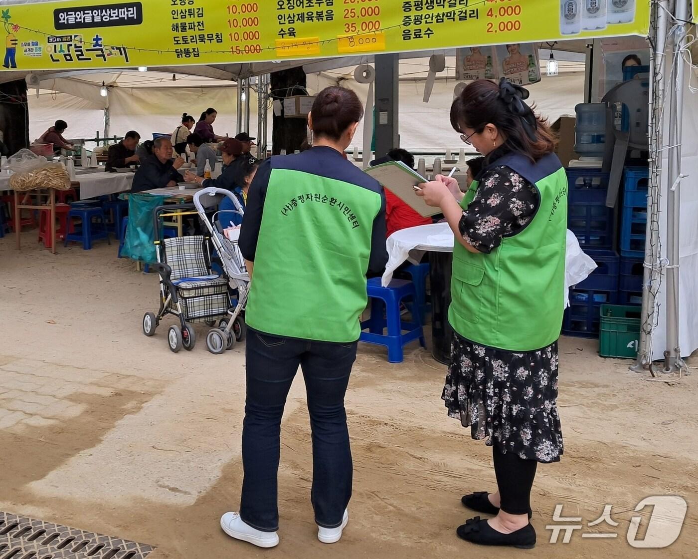 본문 이미지 - 충북 증평군 1회 용기 사용 모니터링단이 축제 현장의 1회 용기 사용 실태를 살펴보고 있다.(증평군 제공, 재판매 및 DB금지)/뉴스1