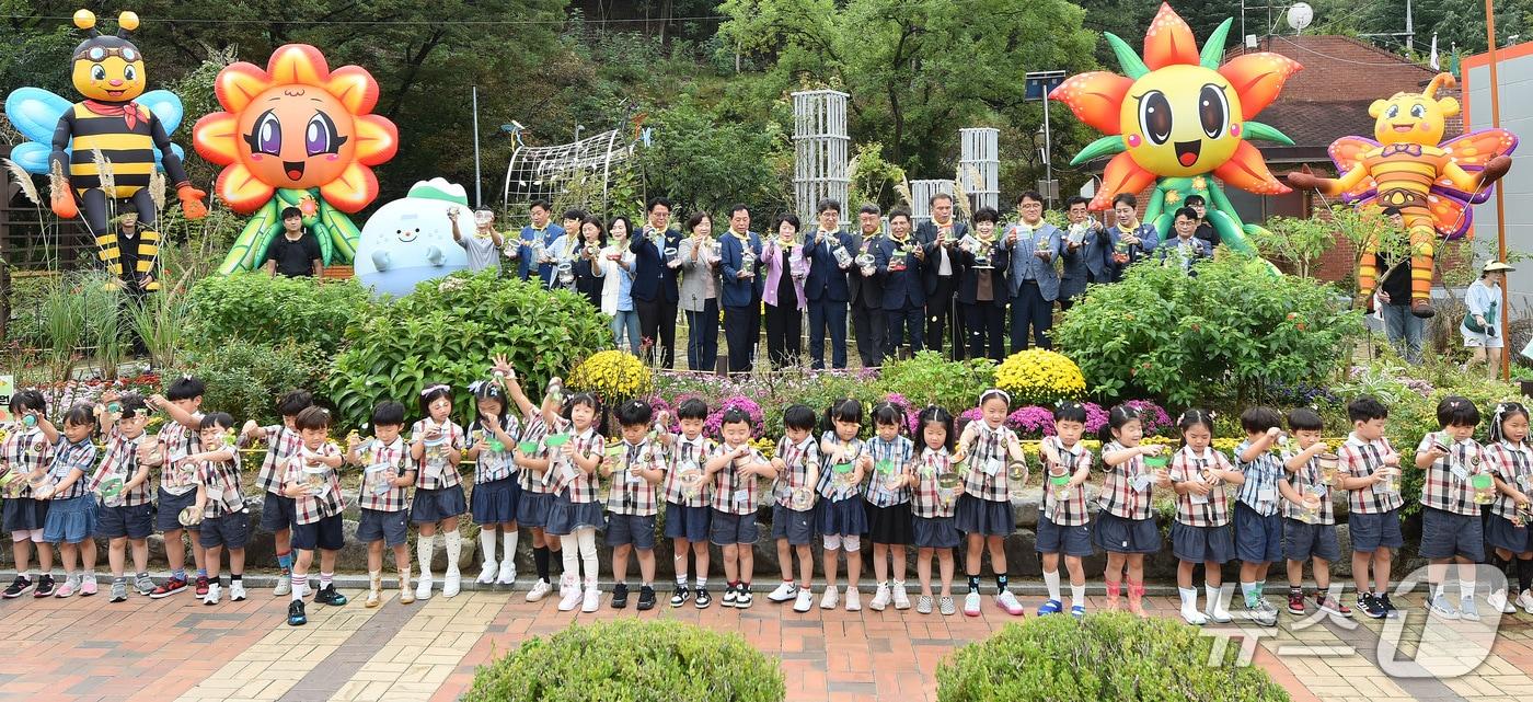 대구 동구 &#39;봉무공원 곤충 페스티벌&#39;에서 어린이와 내빈들이 나비날리기 퍼포먼스를 하고 있다. &#40;대구 동구 제공. 재판매 및 DB금지&#41;