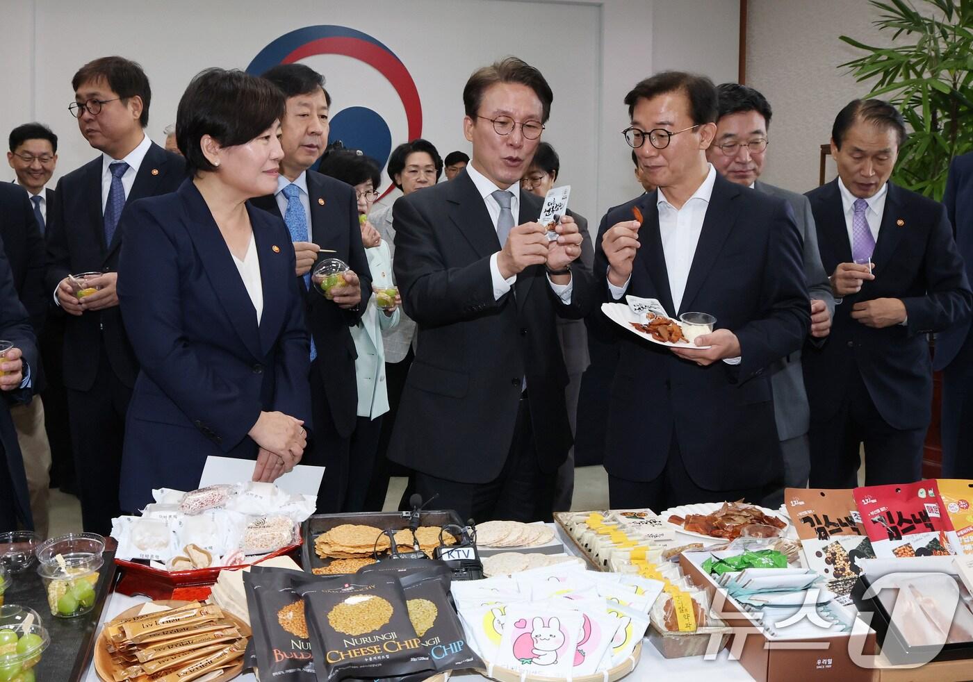 김민석 국무총리, 송미령 농림축산식품부 장관, 전재수 해양수산부 장관 및 국무위원들이 23일 서울 종로구 정부서울청사에서 열린 농수산식품 소비촉진 행사에서 시식을 하고 있다. 2025.9.23/뉴스1 ⓒ News1 임세영 기자