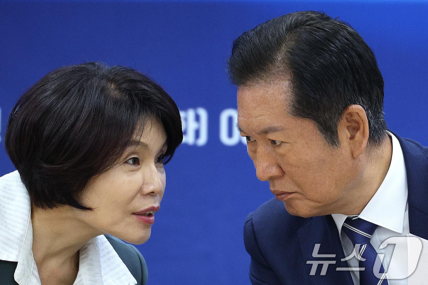 정청래 더불어민주당 대표와 한정애 정책위의장. ⓒ News1 신웅수 기자