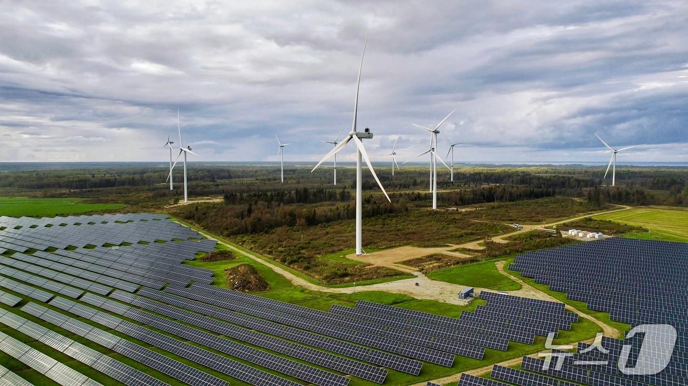 에스토니아 북동부 콜랴라의 푸르체 복합발전&#40;하이브리드&#41; 단지&#40;Purtse Hybrid Park&#41; 모습. 태양광 패널이 설치된 옆에 육상 풍력 발전기가 돌고 있는 게 인상적이다. ⓒ 뉴스1 황덕현 기자