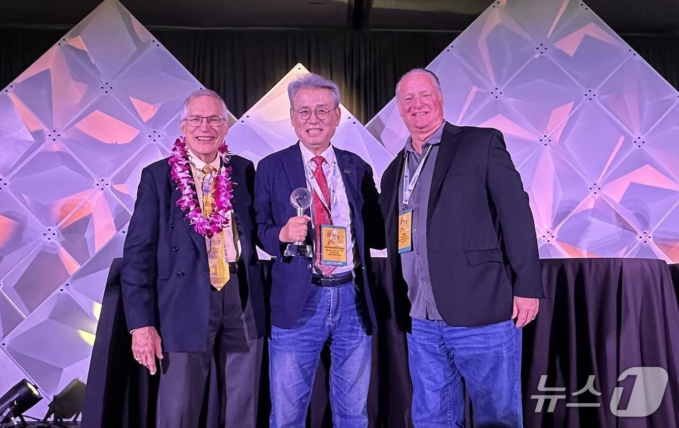 정강환 배재대 관광축제한류대학원 원장&#40;가운데&#41; 이 22일&#40;현지 시각&#41; 미국 캘리포니아주 팜스프링스에서 열린 세계축제협회 창립 70주년 컨벤션&엑스포 공식 시상식에서 ‘명예의 전당’에 헌액됐다. &#40;배재대 제공.재판매 및 DB금지&#41;/뉴스1