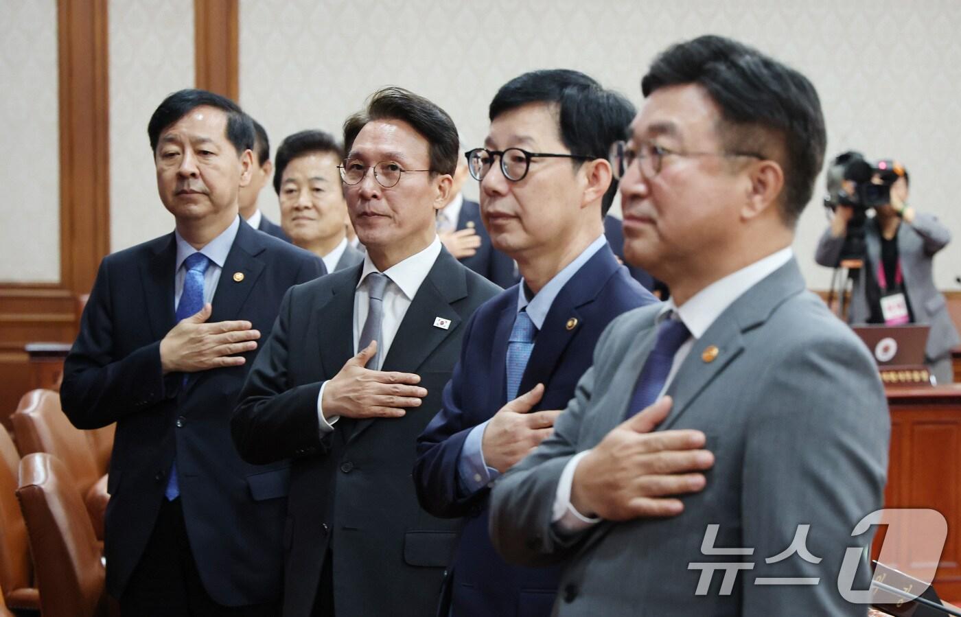 김민석 국무총리(왼쪽 두번째)와 국무위원들이 23일 서울 종로구 정부서울청사에서 열린 국무회의에서 국민의례를 하고 있다. 2025.9.23/뉴스1 ⓒ News1 임세영 기자